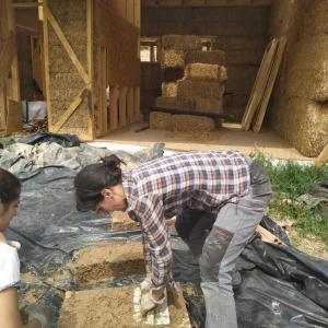 Mujer trabajando con materiales naturales