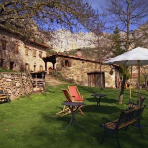 Alojamiento exterior y jardín con mesas y sillas