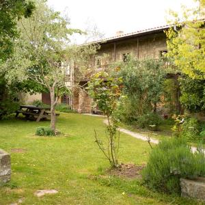 Fachada y jardín