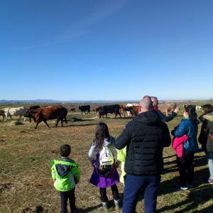 Grupo de gente visitando el agroturismo