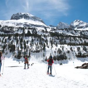 Montañas nevadas y gente en raquetas de nieve